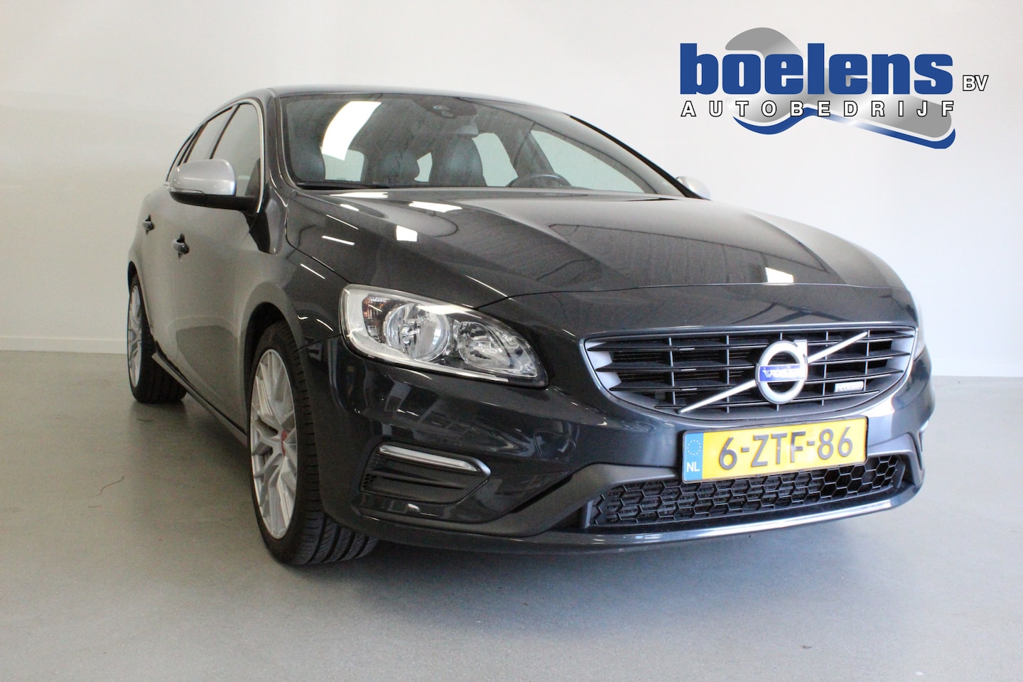 Volvo V60 - 1.6 T3 R-Design | DB-RIEM VV | CLIMA | 18'LMV | TREKHAAK | RIJKLAAR! | CRUISE | NAVIGATIE - AutoWereld.nl
