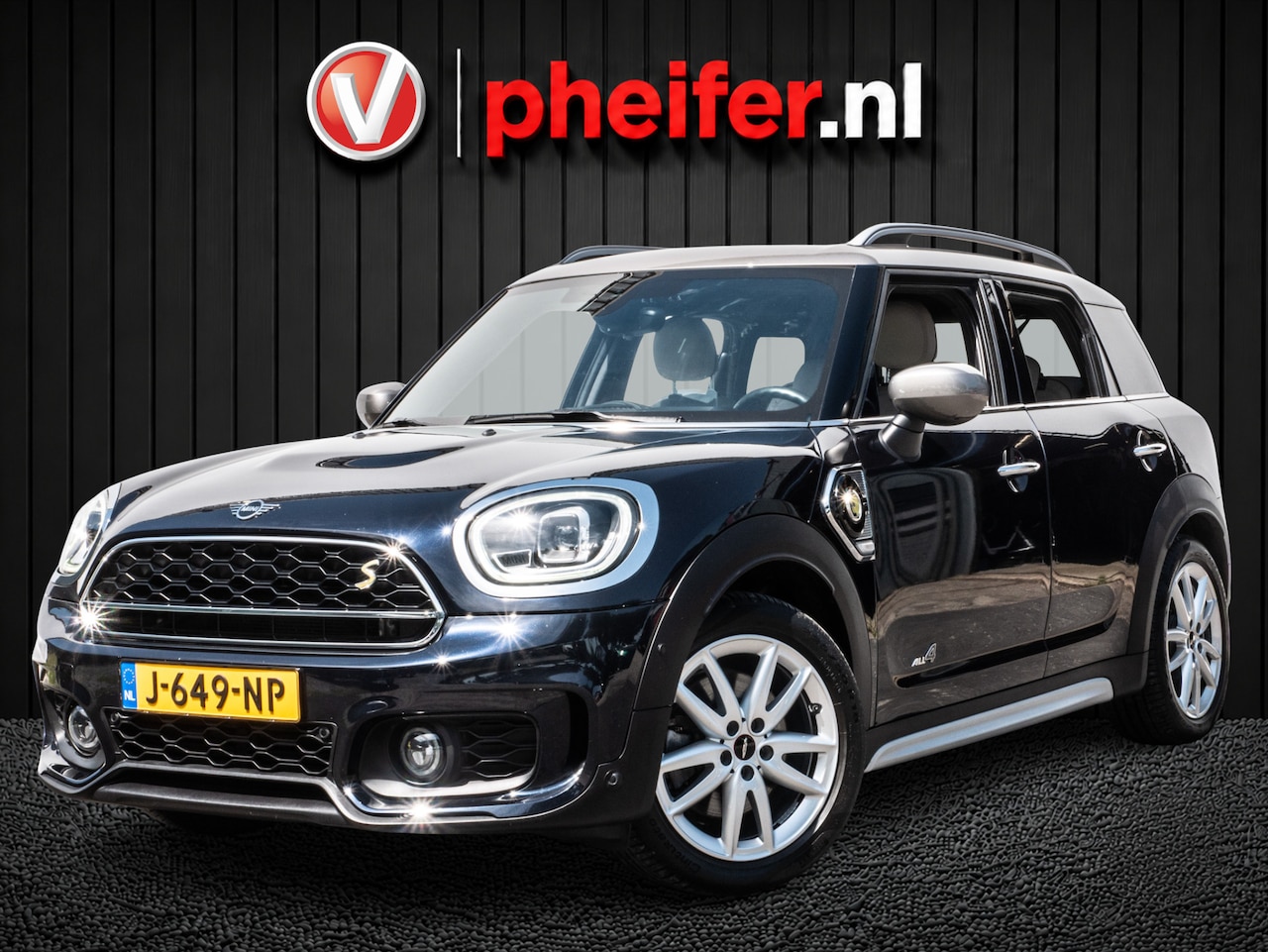 MINI Countryman - 1.5 Cooper S E ALL4 Plug-in JCW Pakket/ Harman-Kardon/ Head-up/ Leer/ Sportstoelen/ Camera - AutoWereld.nl