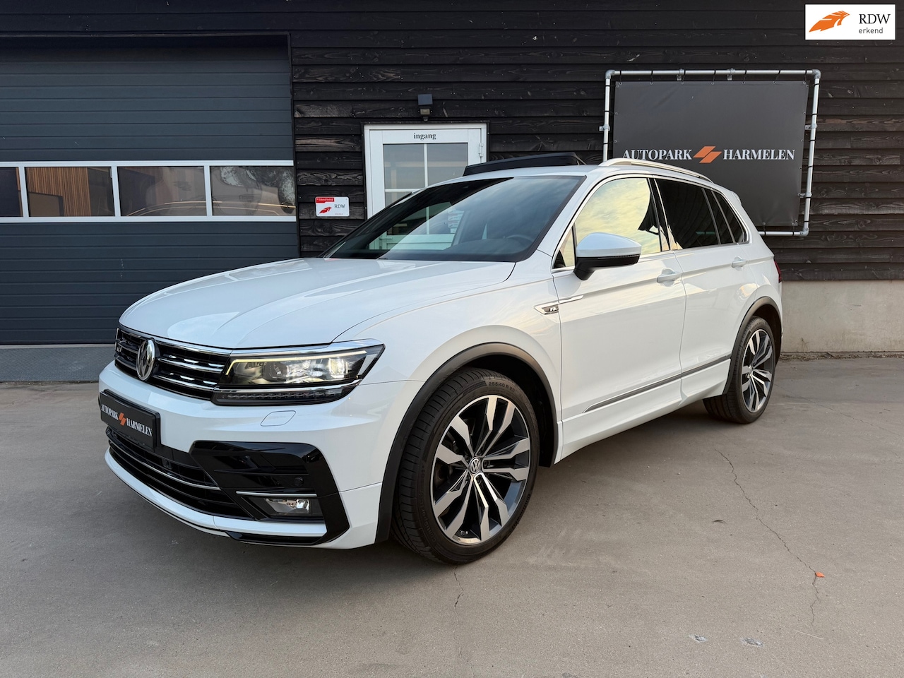 Volkswagen Tiguan - 2.0 TSI 4Motion 3X R Line Pano Leder - AutoWereld.nl