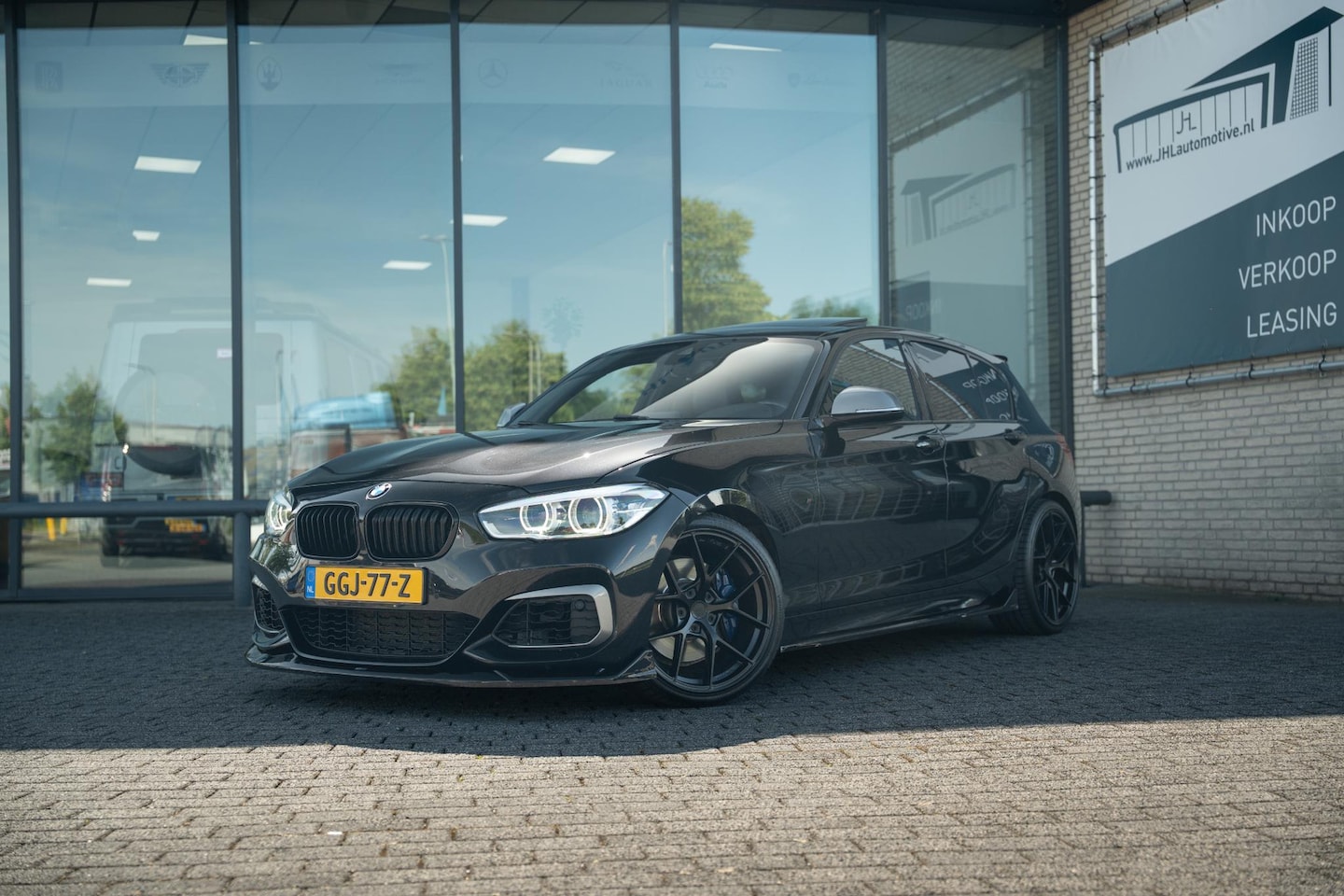 BMW 1-serie - M140I XDrive High Exe.*AKRA*KW*MAXTON*440PK*PANO* - AutoWereld.nl
