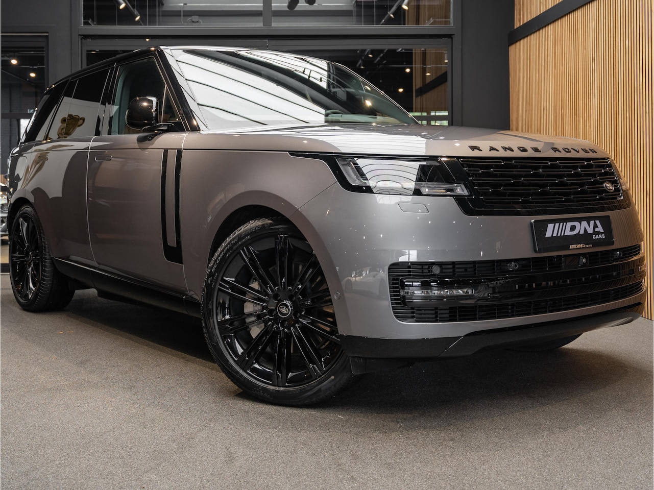 Land Rover Range Rover - P510e HSE Massage Meridian Pano 3.0 P510e HSE PHEV Eiger Grey - AutoWereld.nl