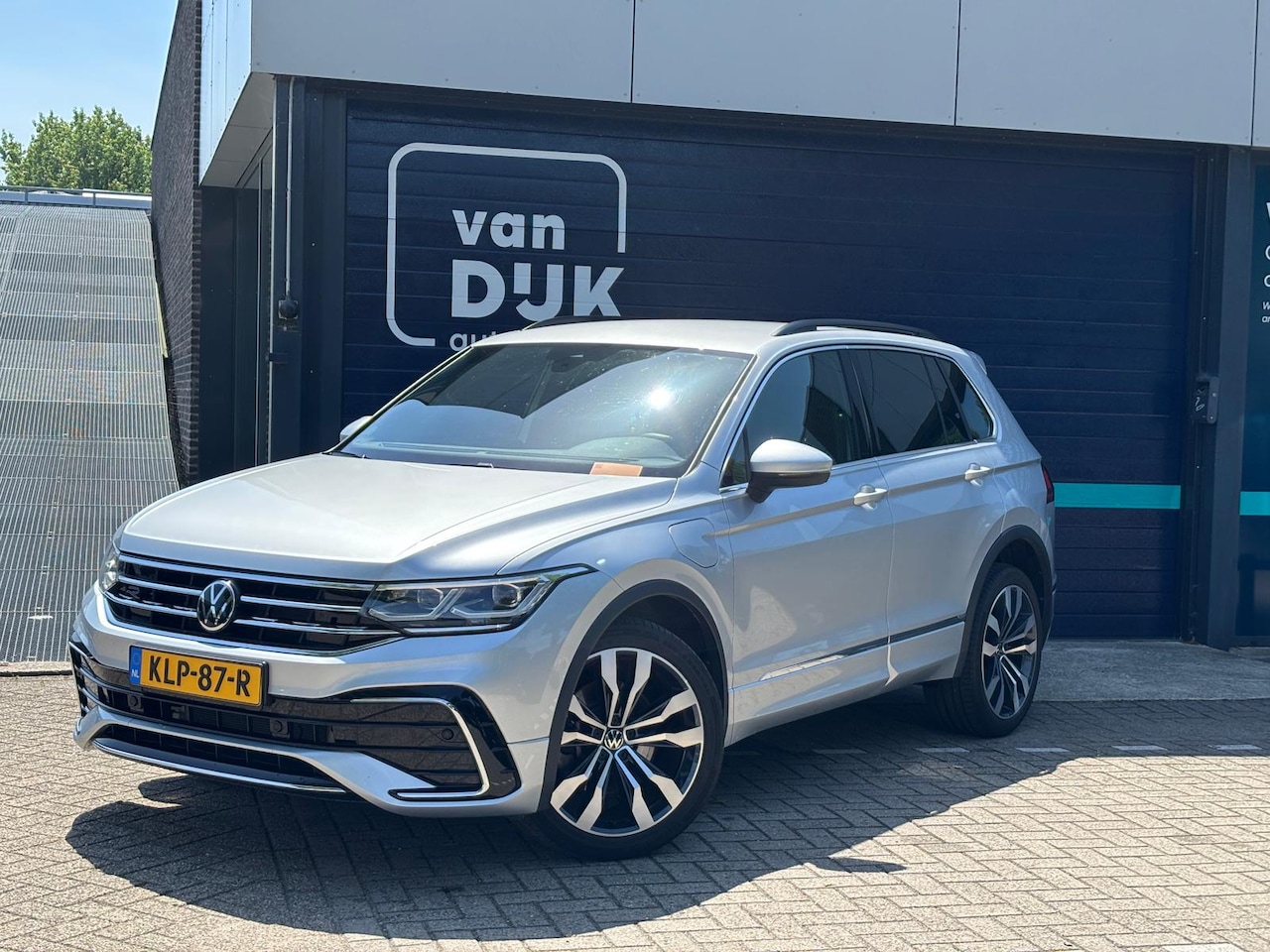 Volkswagen Tiguan - 1.4 TSI eHybrid R-Line DCC 20 INCH SUZUKA NAVIGATIE PRIVACY GLASS STOELVERWARMING PDC VOOR - AutoWereld.nl