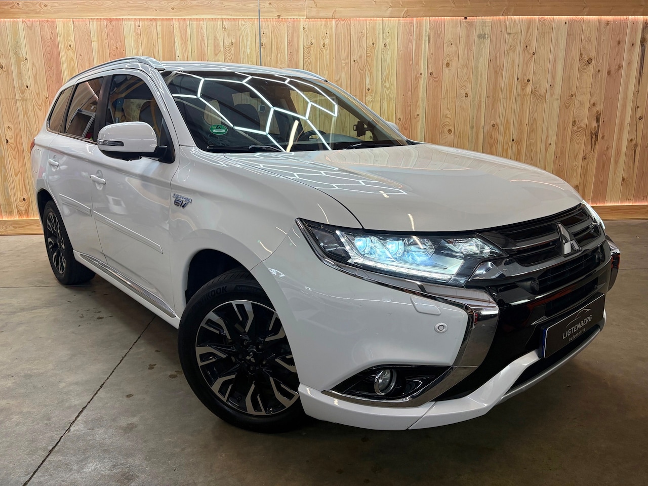 Mitsubishi Outlander - 2.0 PHEV instyle 4x4 LEER/AUTOMAAT/NAP - AutoWereld.nl