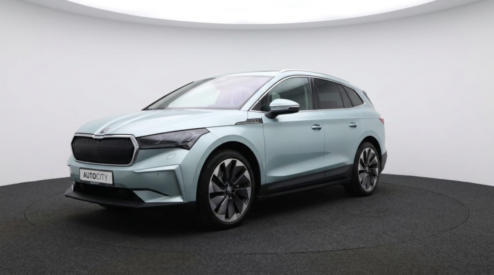 Skoda Enyaq iV - 80 Lounge Pano l 360 Camera l Leder l Trekhaak l HUD l VOL OPTIE - AutoWereld.nl