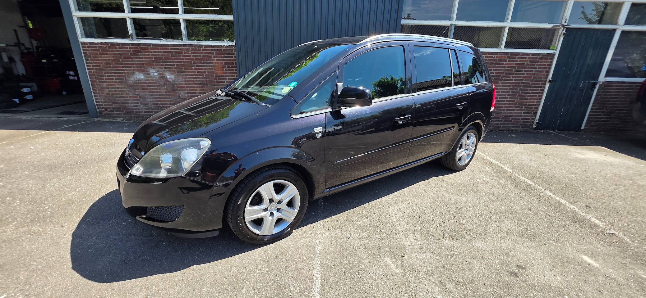 Opel Zafira - 1.8 111 years Edition - AutoWereld.nl
