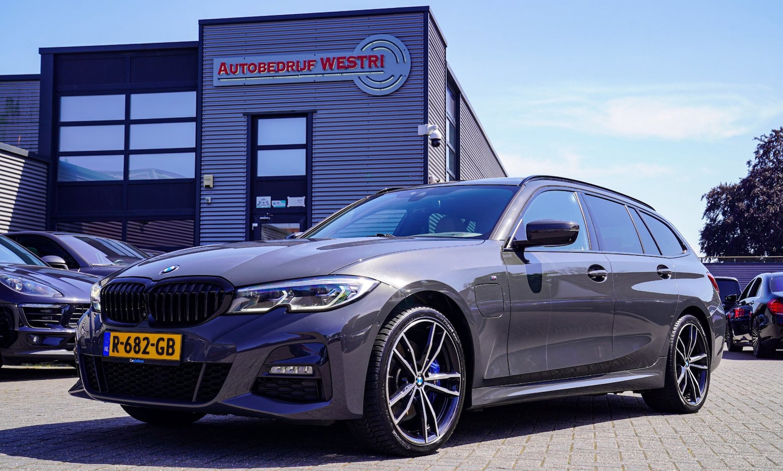 BMW 3-serie Touring - 330e High Executive | Head Up Display | 360 camera | Stuurwielverwarming|Elektrische trekh - AutoWereld.nl