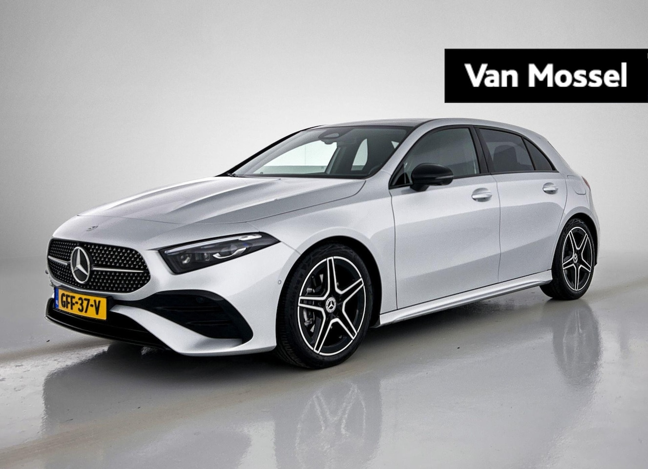 Mercedes-Benz A-klasse - 180 AMG Line | PANORAMADAK | 360 CAMERA | STOELVERWARMING | AMBIENT SFEERVERLICHTING | MEM - AutoWereld.nl