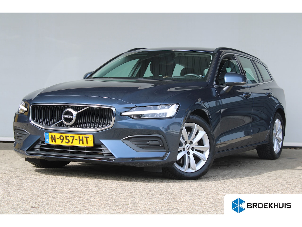 Volvo V60 - 2.0 B3 Momentum Business | Trekhaak | Navigatie | Cruise control adaptief | LED koplampen - AutoWereld.nl