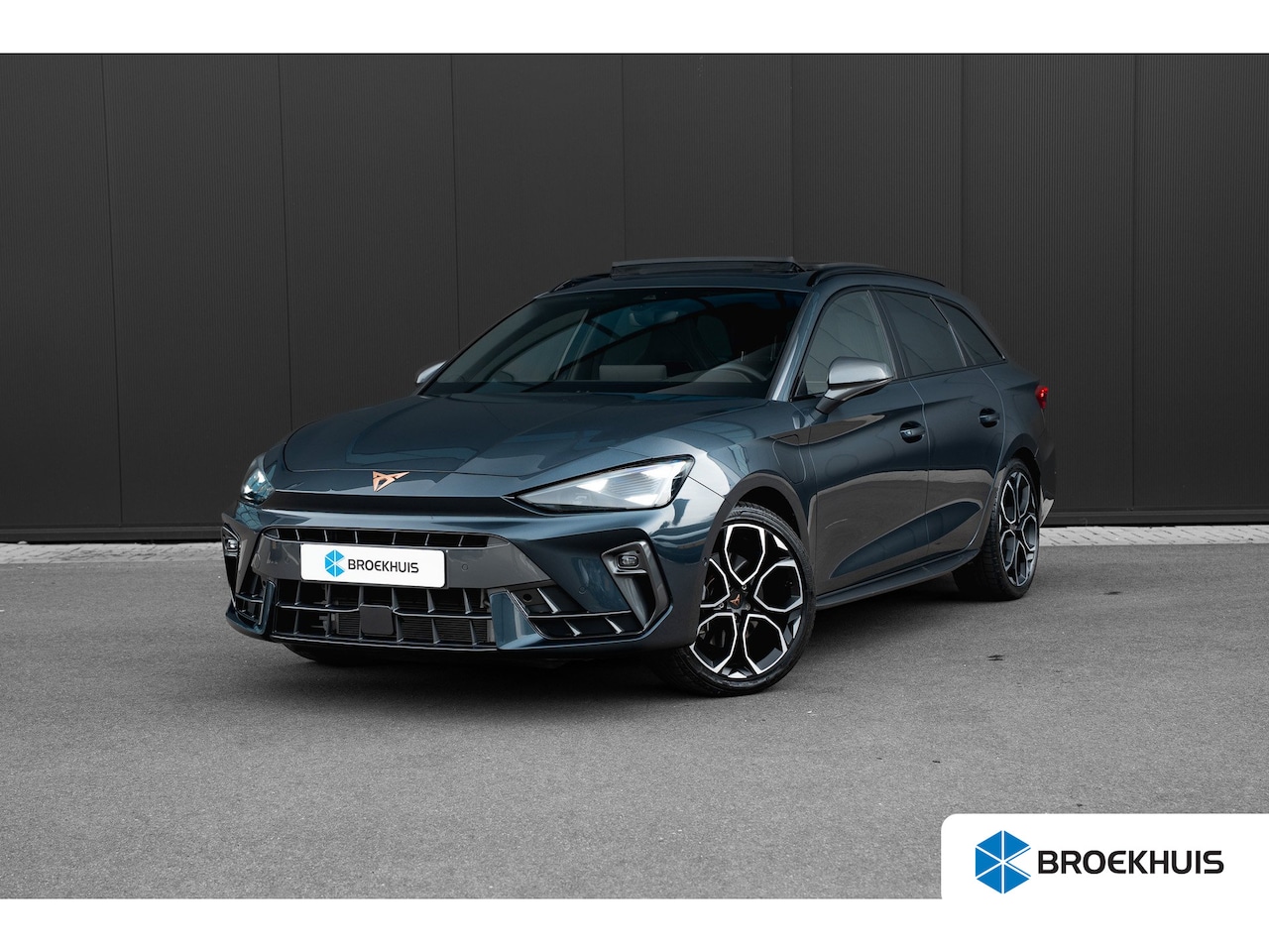 CUPRA Leon Sportstourer - 1.5 TSI e-Hybrid 204pk Business | Panoramadak | Sennheiser | Camera | 18" | Alcantara - AutoWereld.nl