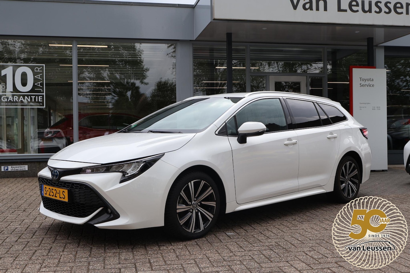 Toyota Corolla Touring Sports - 1.8 HYBRID DYNAMIC NL-AUTO ALL SEASONS KEYLESS CAMERA LED AD-CRUISE PRIVACY GLASS STOELVER - AutoWereld.nl