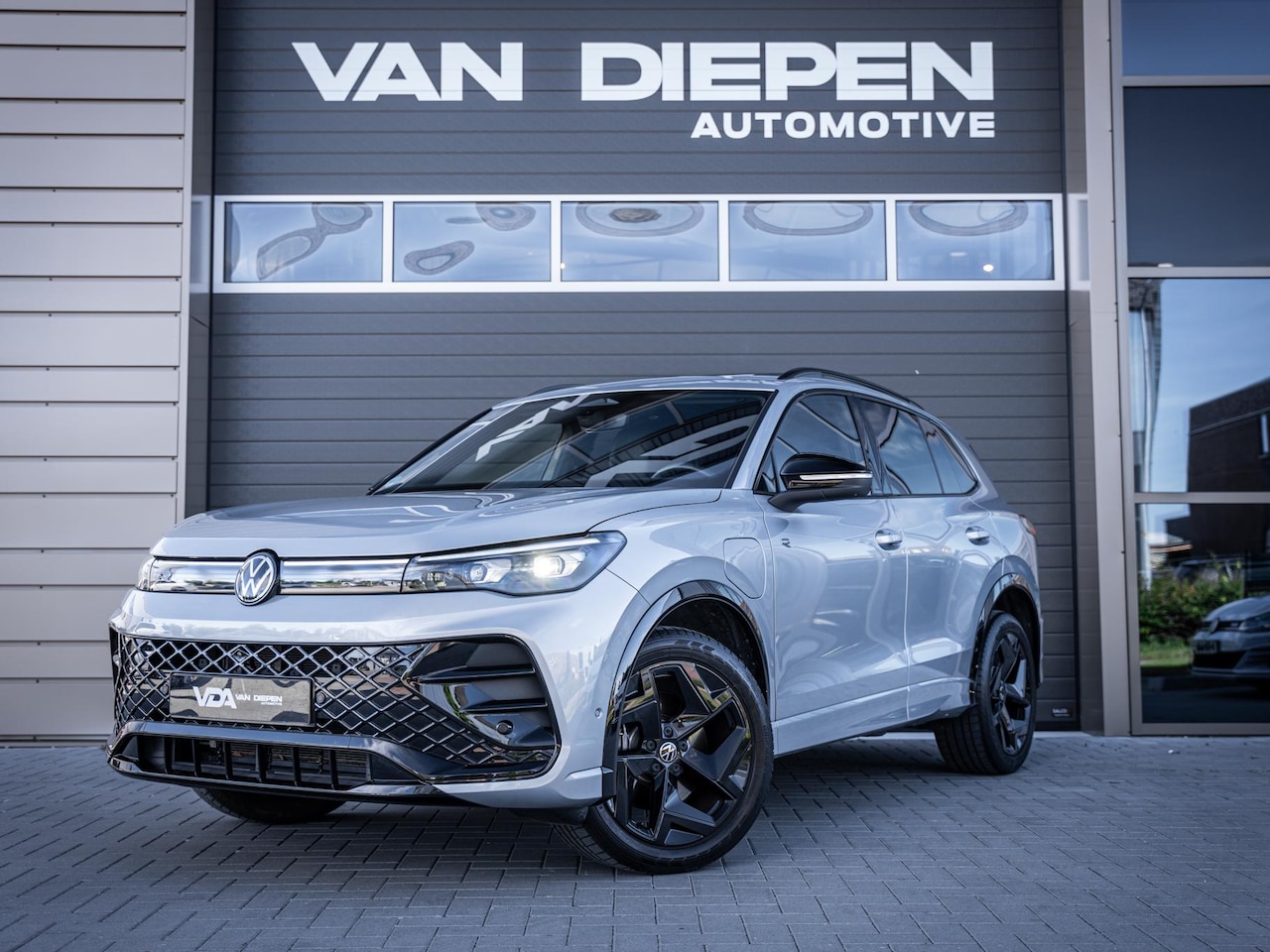 Volkswagen Tiguan - 1.5 eHybrid R-Line Edition - Pano l Memory l 360cam l Trekhaak - AutoWereld.nl