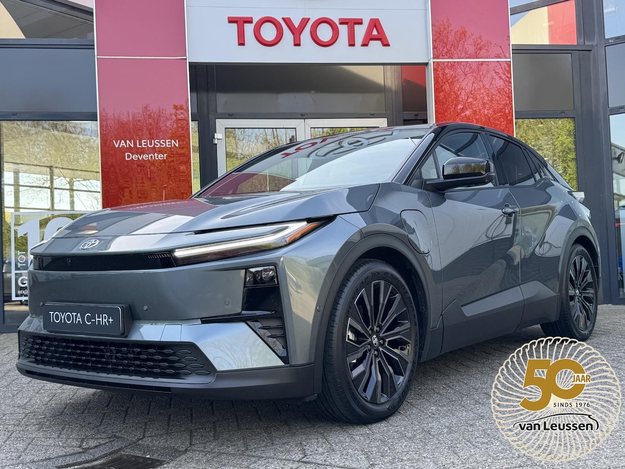 Toyota C-HR - EXECUTIVE AWD 77KWH NIEUW & DIRECT LEVERBAAR! PANO-DAK BLIND-SPOT PARK-SENSOREN 360° CAMER - AutoWereld.nl