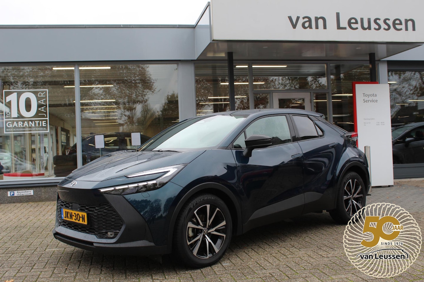 Toyota C-HR - 1.8 HYBRID 140 FIRST EDITION STOEL/STUUR&WISSERVERWARMING EL-ACHTERKLEP DODEHOEK DETECTIE - AutoWereld.nl