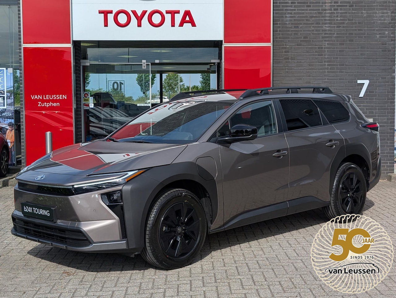 Toyota bZ4X Touring - Dynamic 75 kWh NIEUW DIRECT LEVERBAAR! 360 CAMERA STOEL/STUURVERW WARMTEPOMP BLIND SPOT EL - AutoWereld.nl