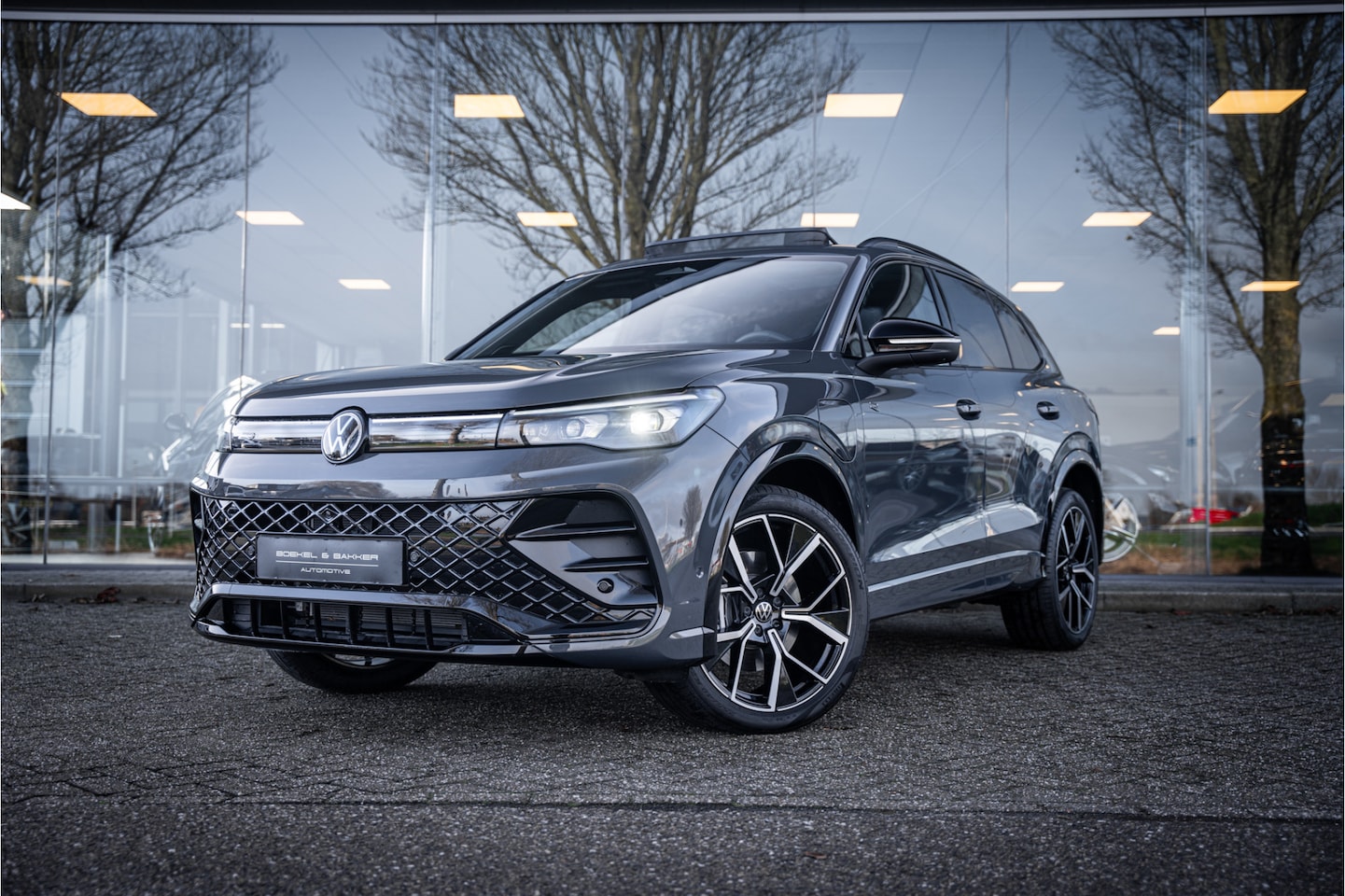 Volkswagen Tiguan - eHybrid R-Line Edition ** Panodak ** Trekhaak ** Leder ** Memory Harman/Kardon ** Massage - AutoWereld.nl