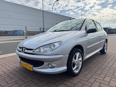 Peugeot 206 - 1.4 Génération Airco/Cruise/Trekhaak/Nieuw APK