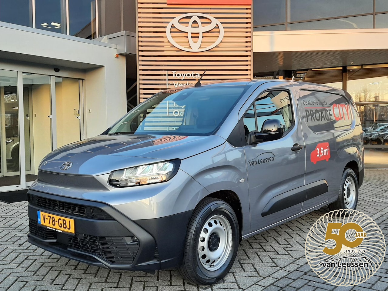 Toyota PROACE CITY Electric - NAVIGATIOR 50KWH L2 Long NIEUW EN DIRECT RIJDEN!! NAVI STOEL/STUURVERW AIRCO PARK-SENSOREN - AutoWereld.nl