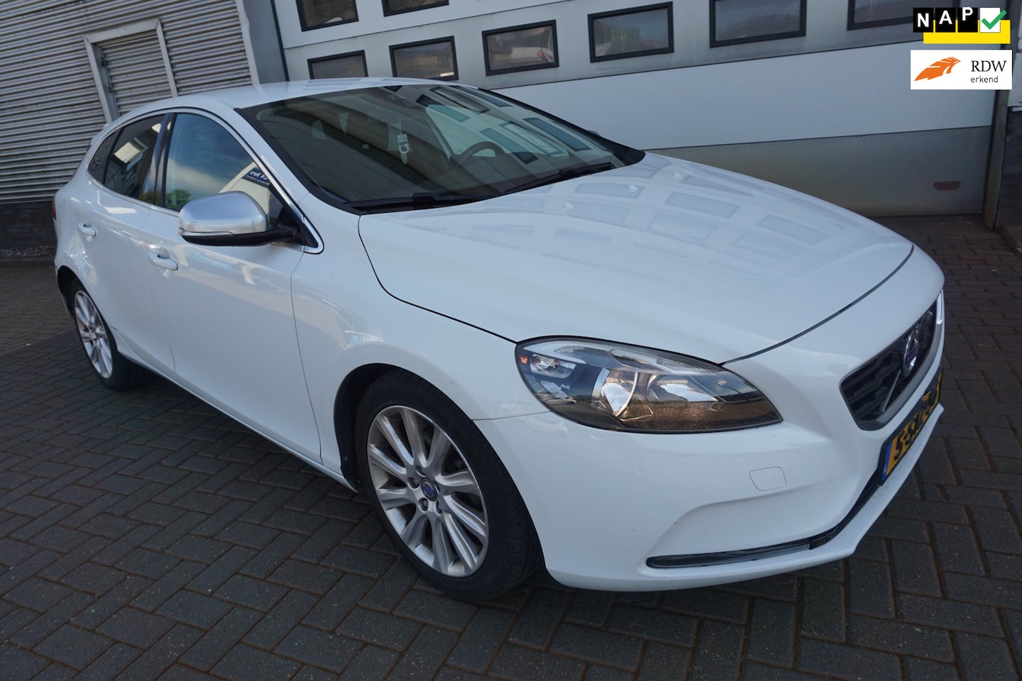Volvo V40 - 1.6 D2 Summum /NAVI /CLIMA /NAP - AutoWereld.nl
