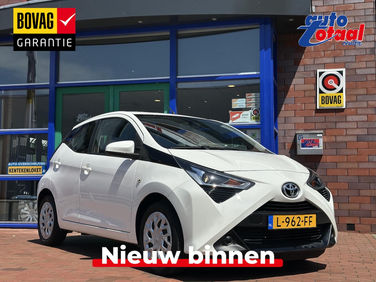 Toyota Aygo - 1.0 VVT-i x-play limited | Airco | Navi | Apple Carplay/Android Auto - AutoWereld.nl