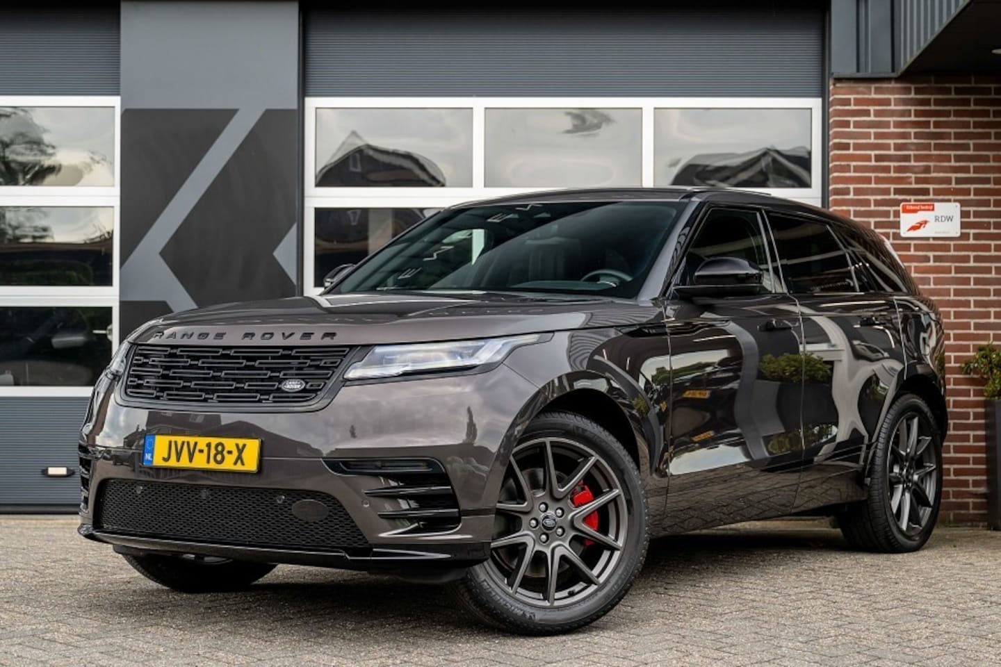 Land Rover Range Rover Velar - 2.0 P400e R-Dynamic SE | Panorama | Facelift! | Meridian | ACC | Gevent. Stoelen | Black P - AutoWereld.nl