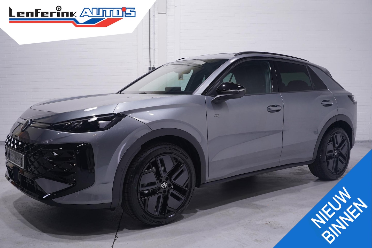 Volkswagen T-Roc - 1.5 eTsi R-Line First Edition IQ.light Apple Carplay Black style Stoel-/stuur verwarming 1 - AutoWereld.nl
