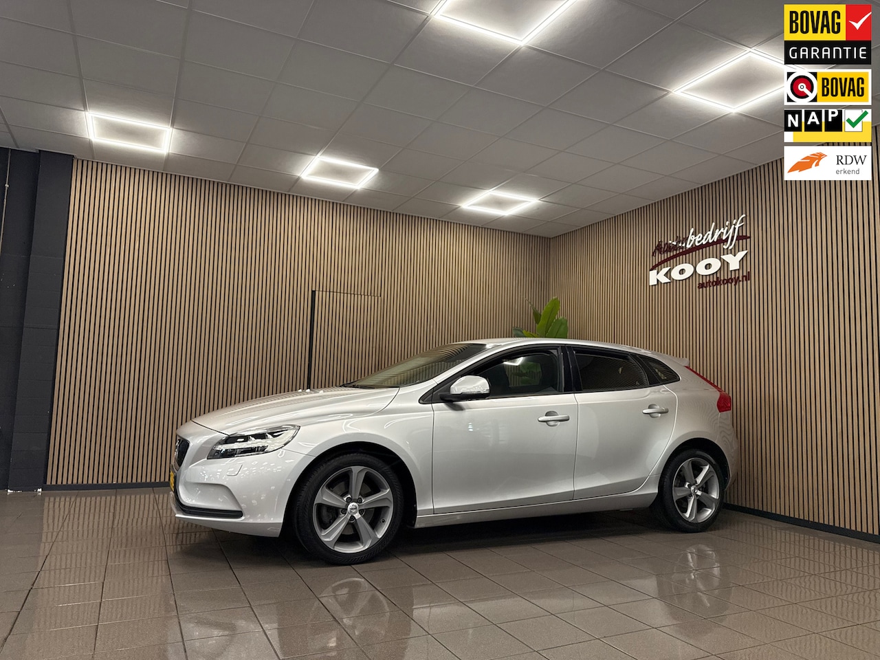 Volvo V40 - 2.0 T3 Nordic+ * Dealer onderhouden / Navigatie / LED / Stoelverwarming / NL Auto * - AutoWereld.nl