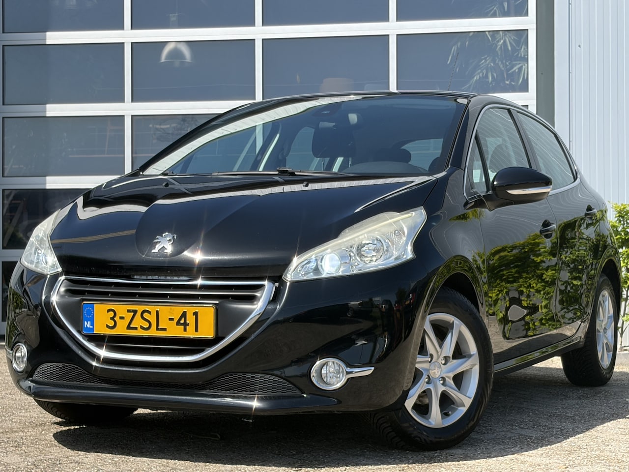 Peugeot 208 - 1.2 VTi Allure 82pk | Bi-Xenon verlichting | Bluetooth | Cruise control | Electronic clima - AutoWereld.nl