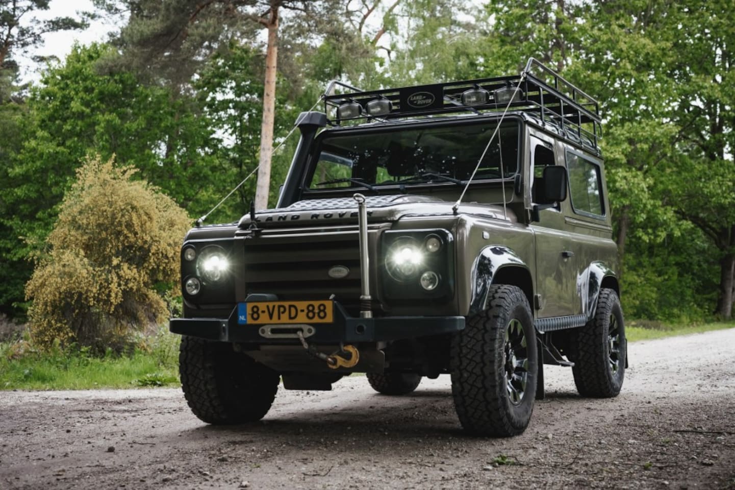 Land Rover Defender - Rough, stoer, adventure ready, BTW - AutoWereld.nl