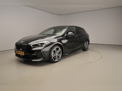 BMW 1-serie - 5-deurs 118i | M-Sportpakket | LED | Leder | Navigatie | Panoramadak | Trekhaak | Sportsto