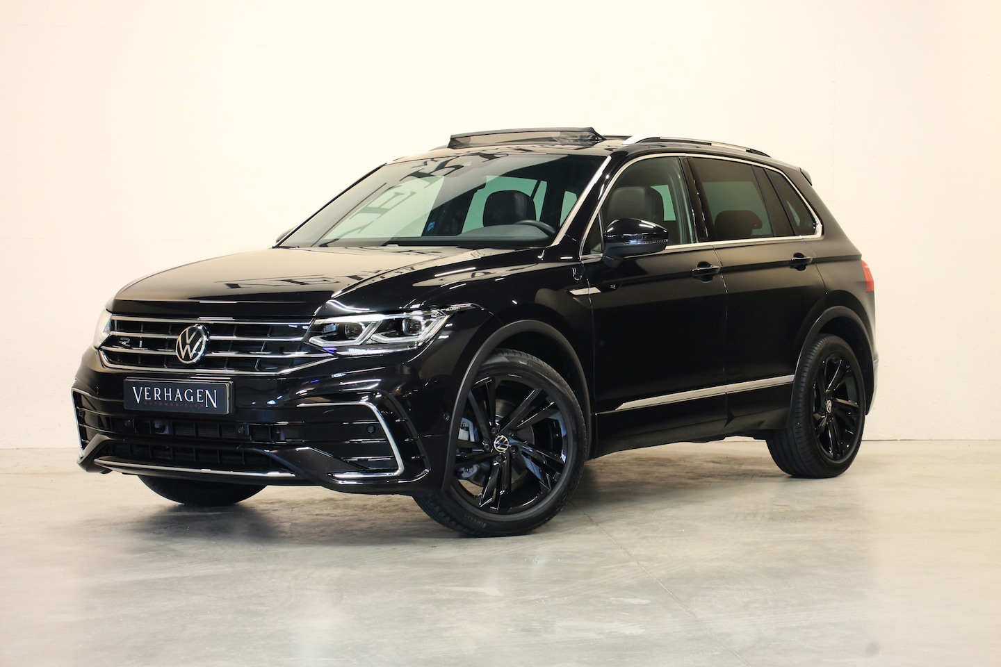 Volkswagen Tiguan - 2.0 TSI R-line Leer Pano Trekhaak 4motion - AutoWereld.nl