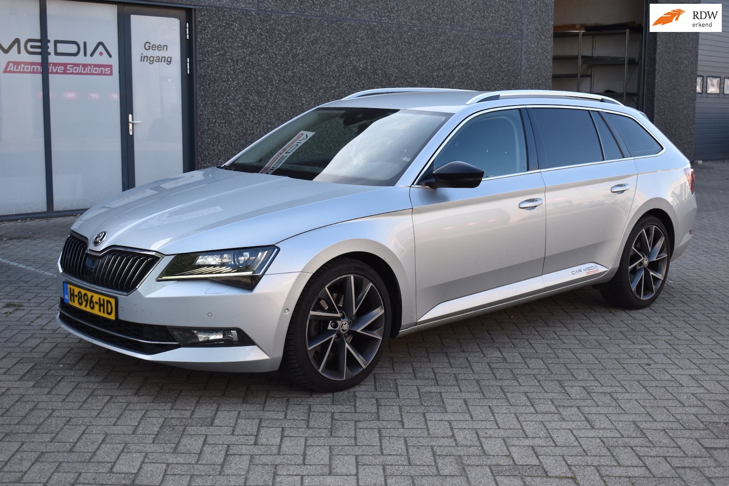 Skoda Superb Combi - 2.0 TDI Sportline, Airco, Ecc, Cruise, Leder, Camera. - AutoWereld.nl