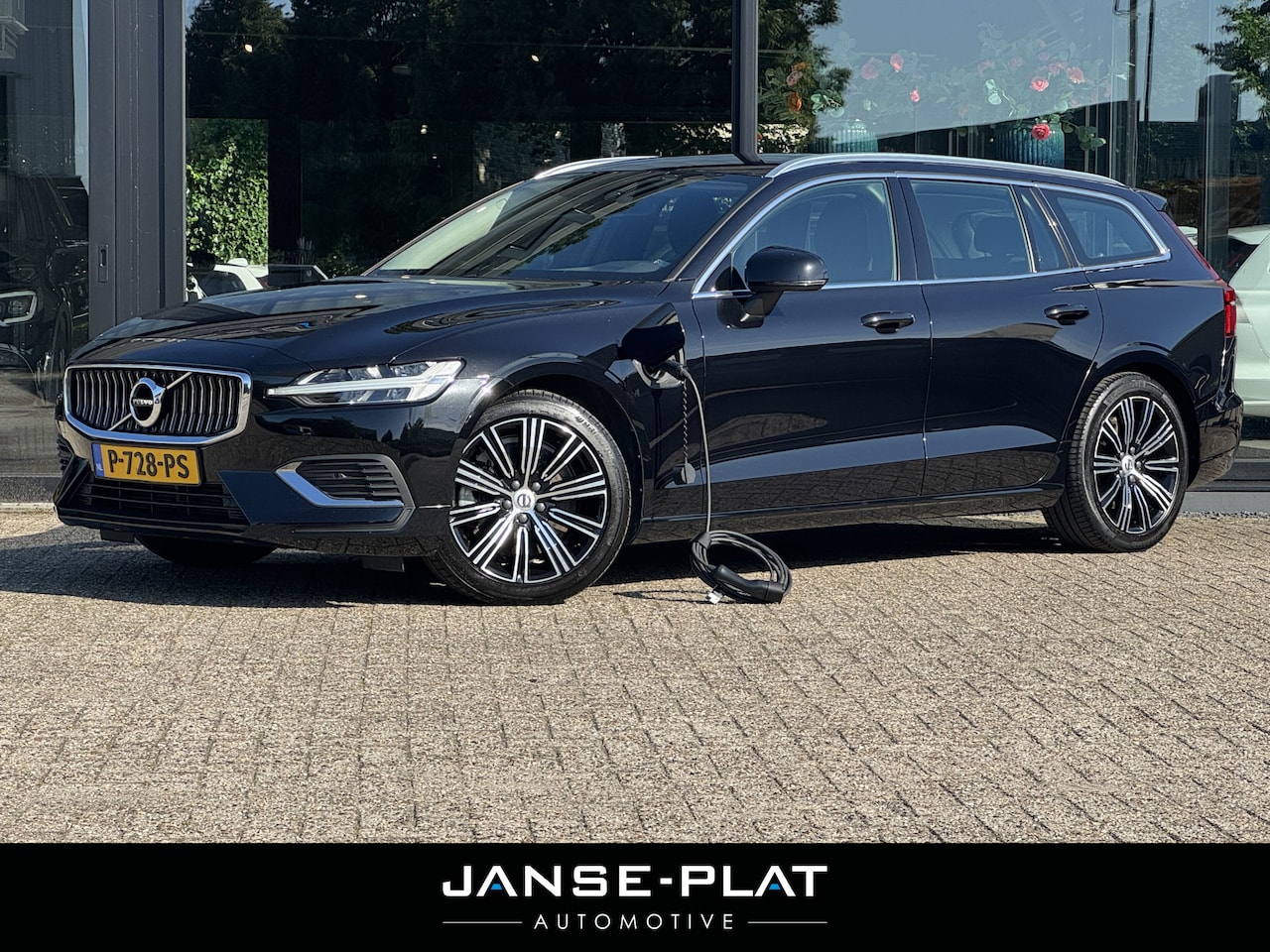 Volvo V60 - 2.0 T6 AWD Essential Bright Long Range | Trekhaak | Ad. Cruise | Cam - AutoWereld.nl