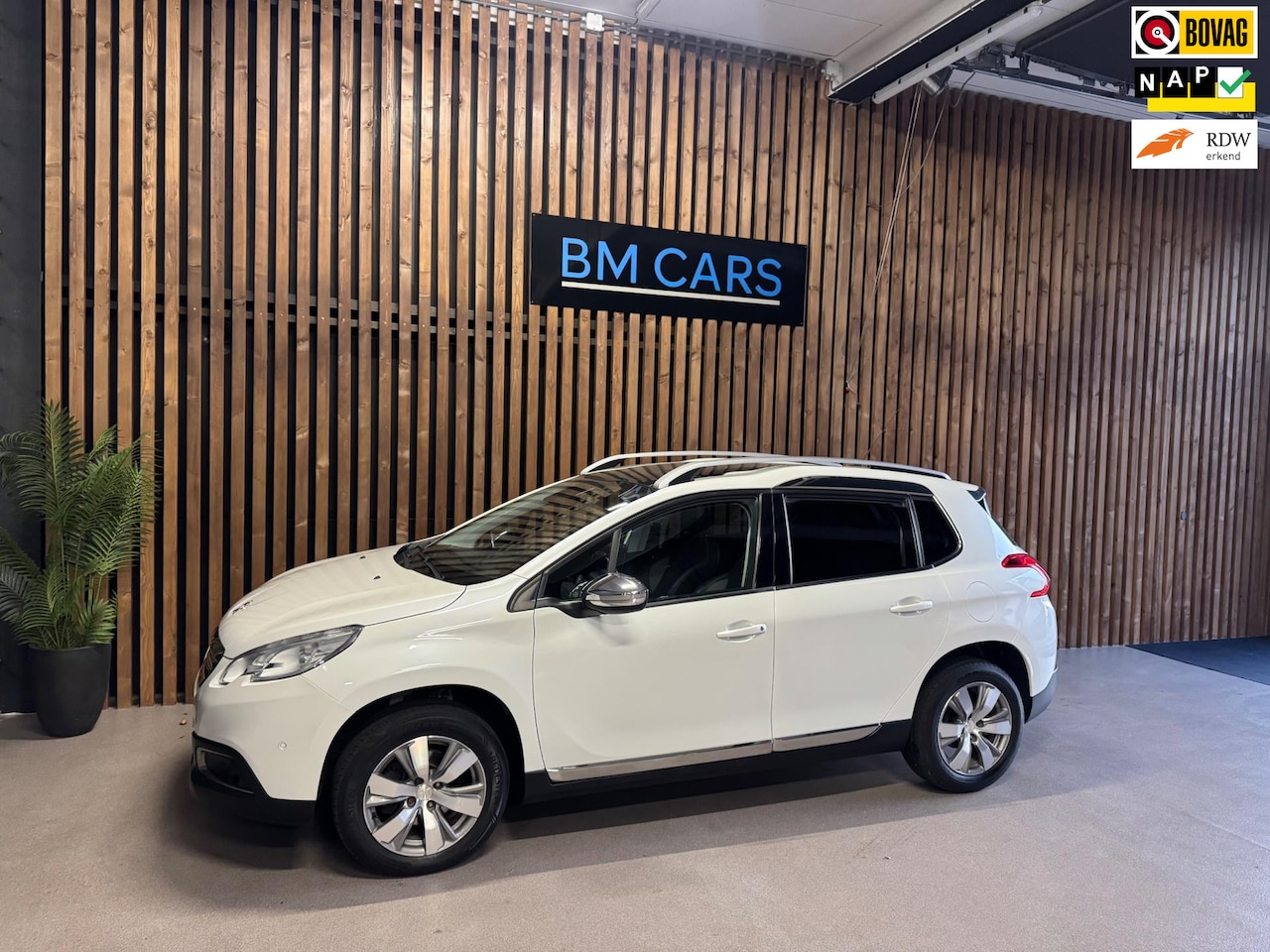 Peugeot 2008 - 1.2 PureTech Blue Lease Executive Panodak,Navigatie - AutoWereld.nl