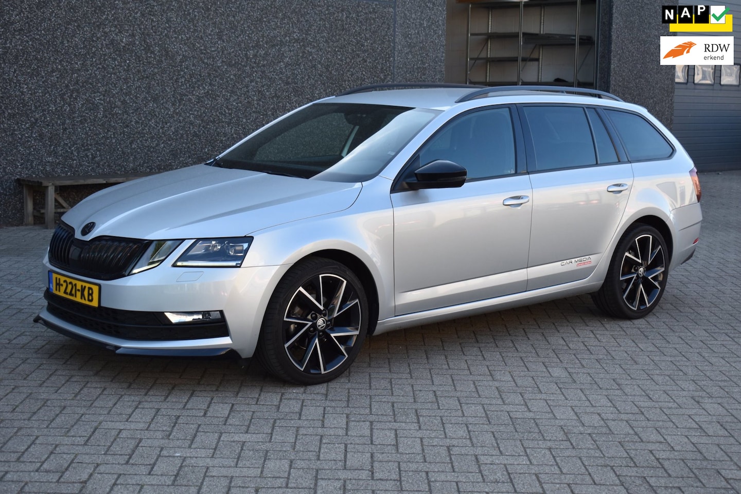Skoda Octavia Combi - 1.6 TDI Greentech Sport Business 1.6 TDI Greentech Sport Business, Airco, Ecc, Navi, Camera. - AutoWereld.nl