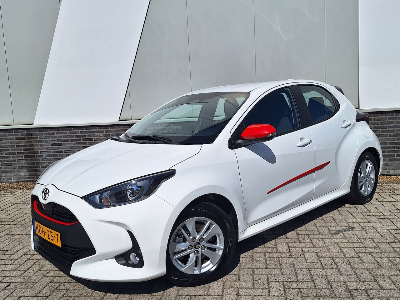 Toyota Yaris - 1.5 Hybrid 115 Active Red Pack NL Auto Carplay Clima Cruise Nieuw Model - AutoWereld.nl