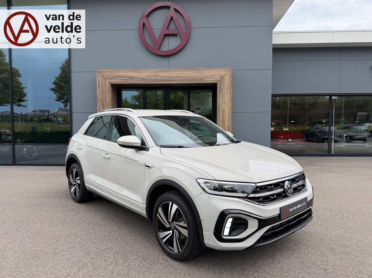 Volkswagen T-Roc - 1.5 TSI 150pk DSG R-Line | Camera | Keyless | Elek. Achterklep | Dode hoek | Rijklaar incl - AutoWereld.nl