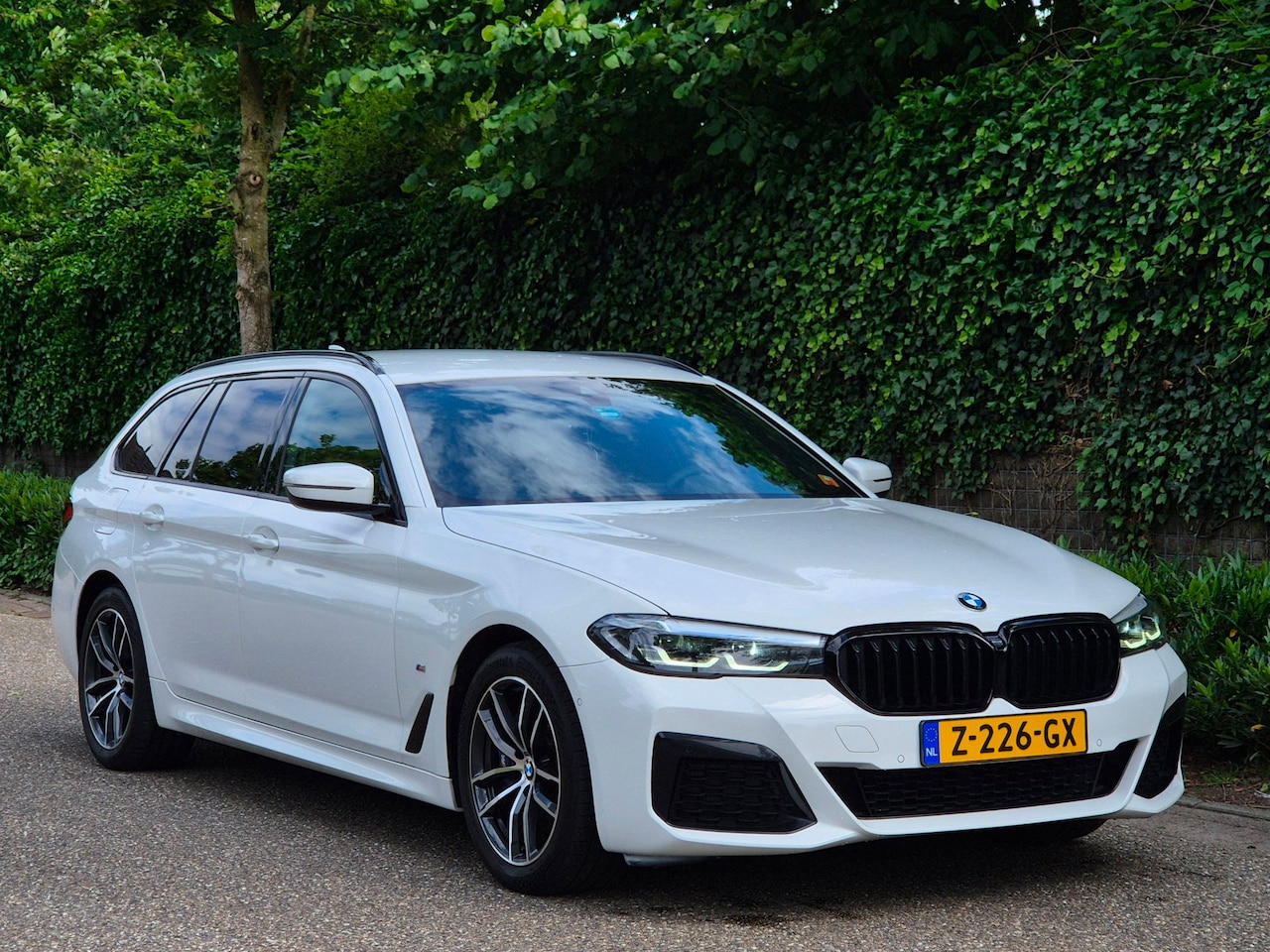 BMW 5-serie Touring - 530e M Sport LED CarPlay Elek. Stoelen 100% dealer onderhouden 530e Business Edition Plus - AutoWereld.nl