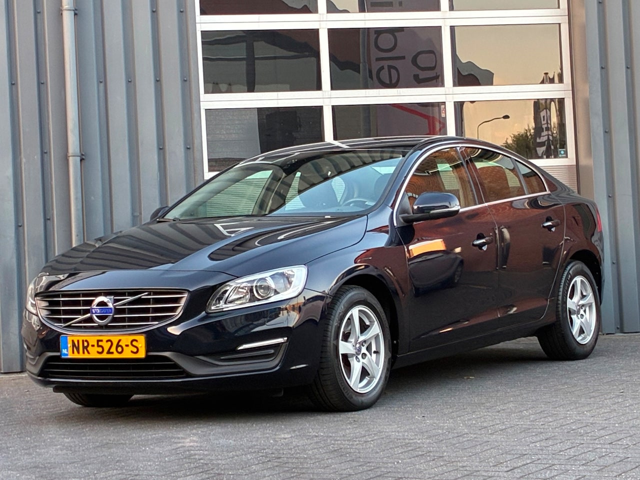 Volvo S60 - 1.5 T3 Momentum Automaat Leder Navigatie Trekhaak - AutoWereld.nl
