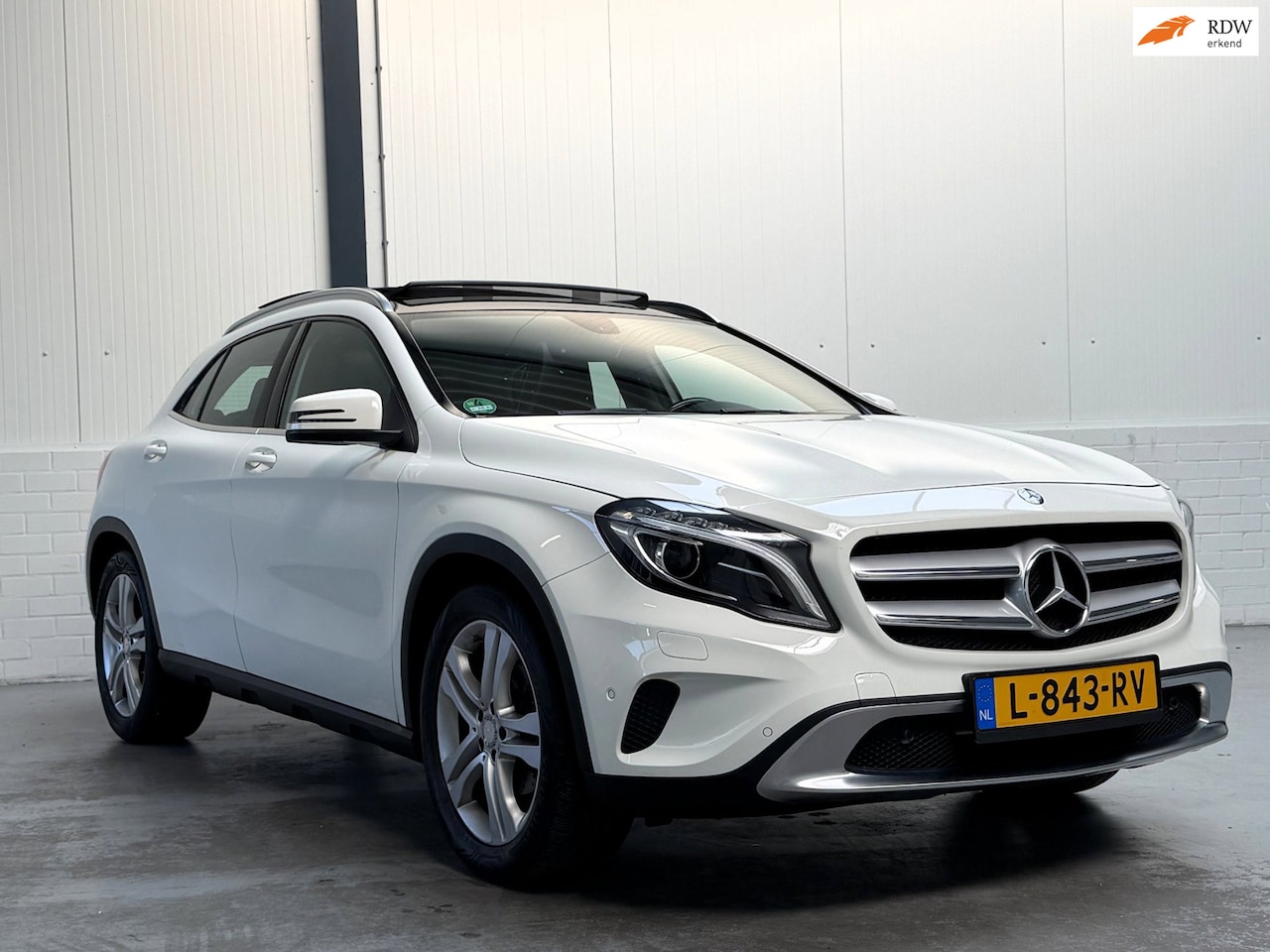 Mercedes-Benz GLA-Klasse - 180 Prestige | Pano|Stoelverwarming - AutoWereld.nl