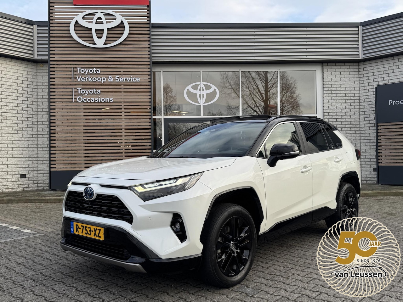 Toyota RAV4 - 2.5 HYBRID AWD BI-TONE PANO-DAK STOELVERW BLIND-SPOT 360° CAMERA PARK-SENSOREN APPLE/ANDRO - AutoWereld.nl