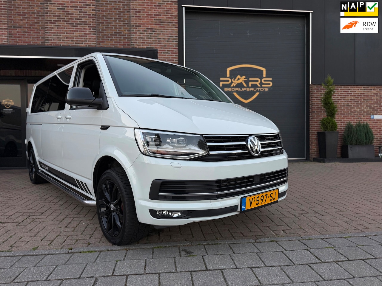 Volkswagen Transporter - 2.0 TDI T6 L2H1 150PK ABT-look Bodykit Automaat Dubbele Cabine Dubbele Schuifdeuren Airco - AutoWereld.nl