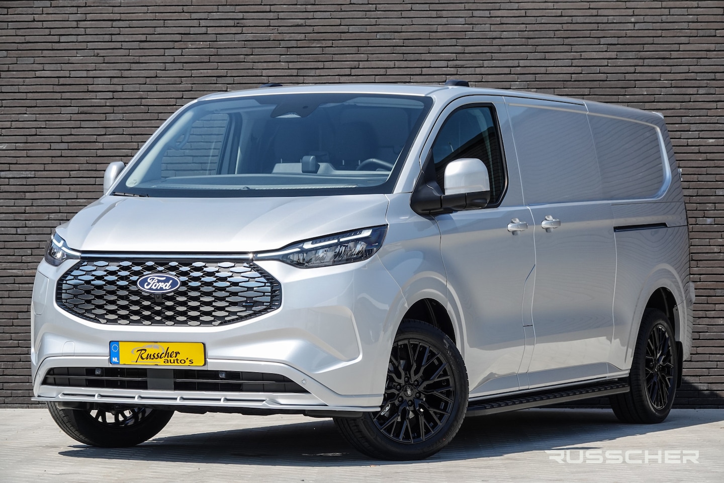 Ford Transit Custom - E-Transit L2H1 218Pk Aut. | Elektrisch | Limited 340 | 2xSchuifdeur | Spoilerpack | 360° C - AutoWereld.nl