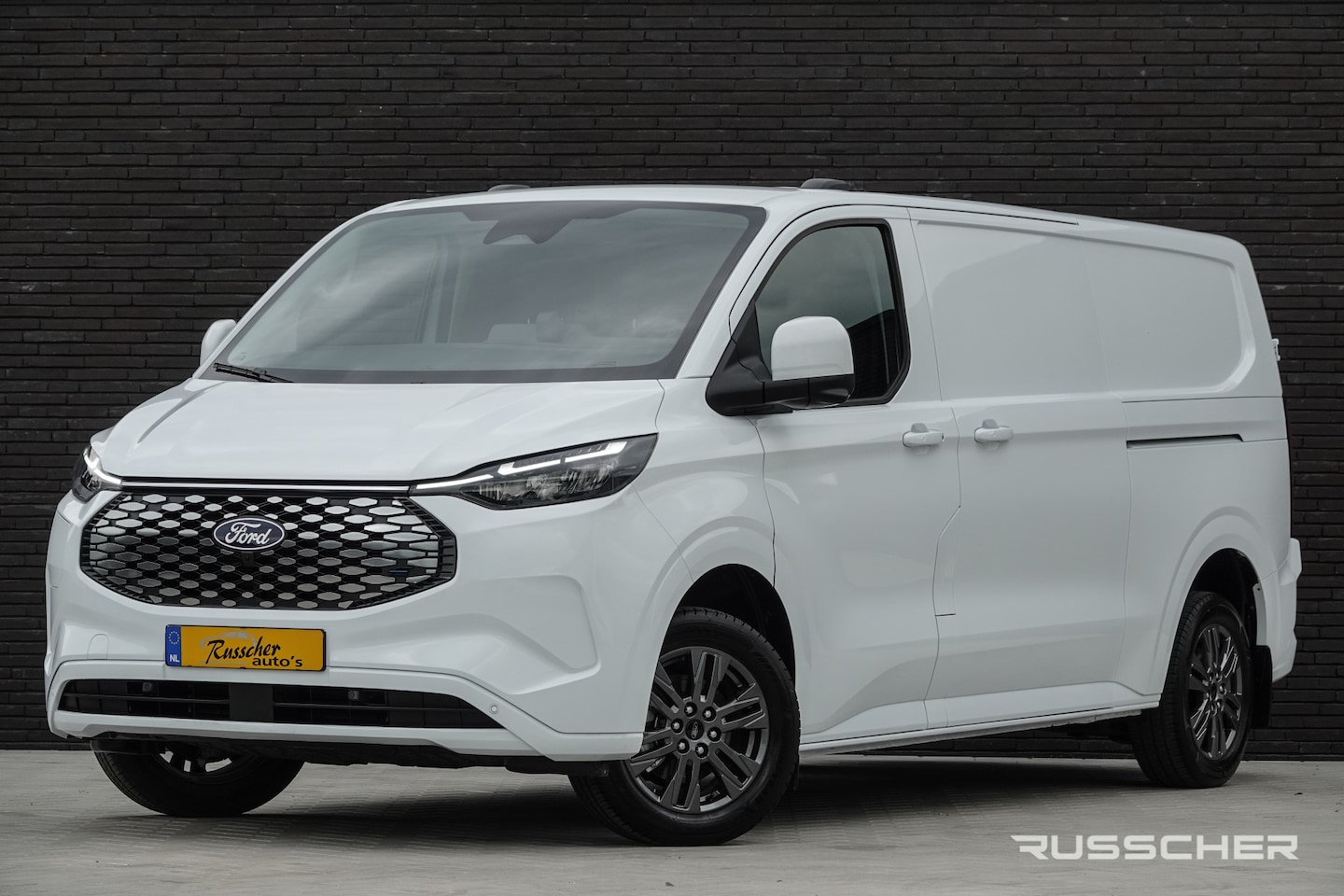 Ford Transit Custom - E-Transit L2H1 218Pk Aut. | Elektrisch | Limited 340 | 2xSchuifdeur | 360° Camera | 17'' | - AutoWereld.nl