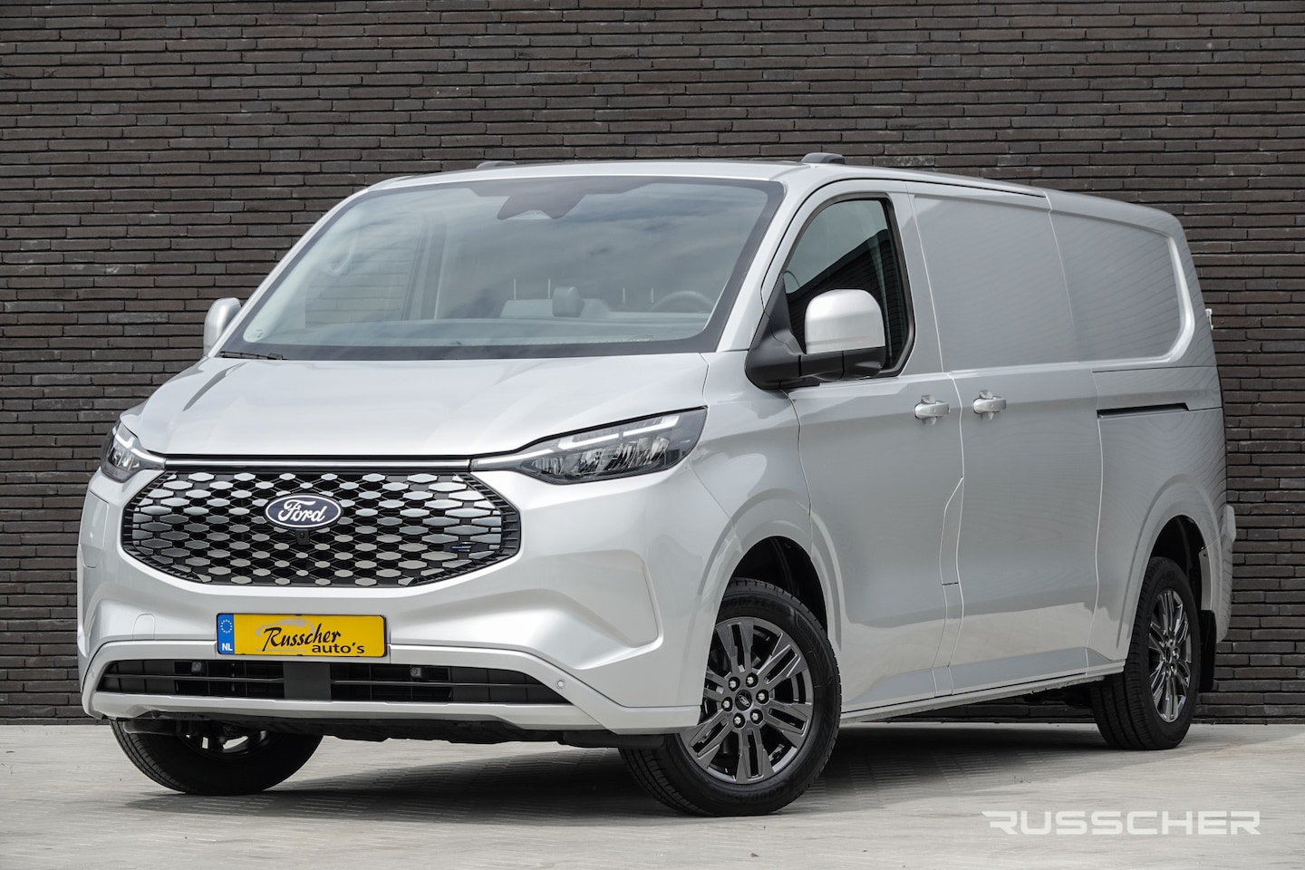 Ford Transit Custom - E-Transit L2H1 218Pk Aut. | Elektrisch | Limited 340 | 2xSchuifdeur | 360° Camera | 17'' | - AutoWereld.nl