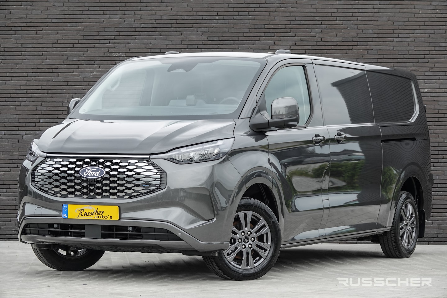 Ford Transit Custom - E-Transit L2H1 218Pk Aut. | Elektrisch | Limited 340 | 2xSchuifdeur | 360° Camera | 17'' | - AutoWereld.nl