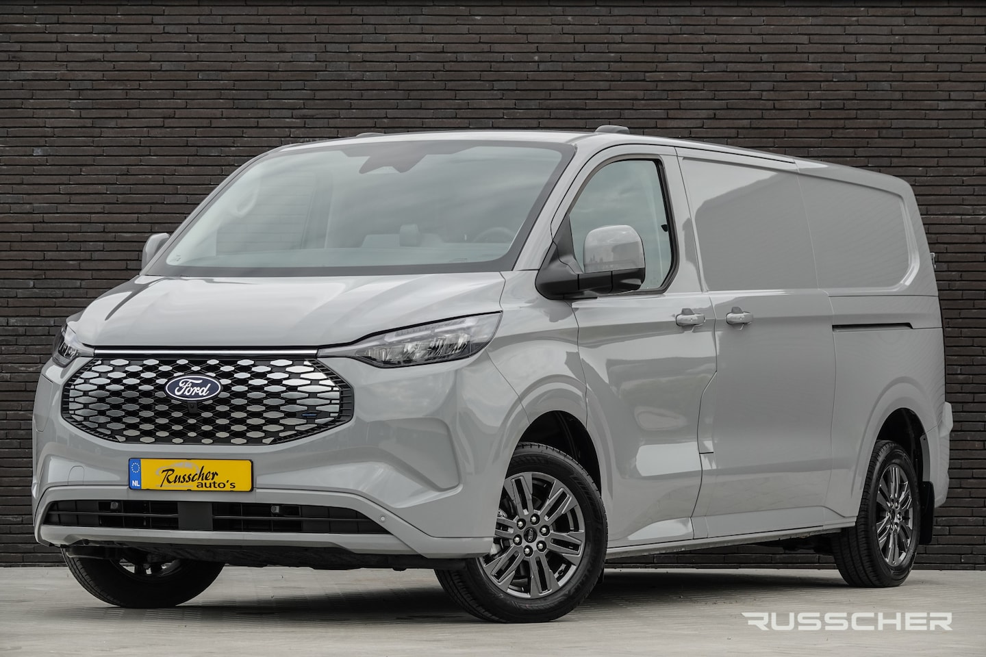 Ford Transit Custom - E-Transit L2H1 218Pk Aut. | Elektrisch | Limited 340 | 2xSchuifdeur | 360° Camera | 17'' | - AutoWereld.nl