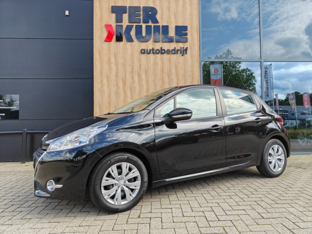 Peugeot 208 - 1.2 VTI ENVY 2014 Clima Noir edition - AutoWereld.nl