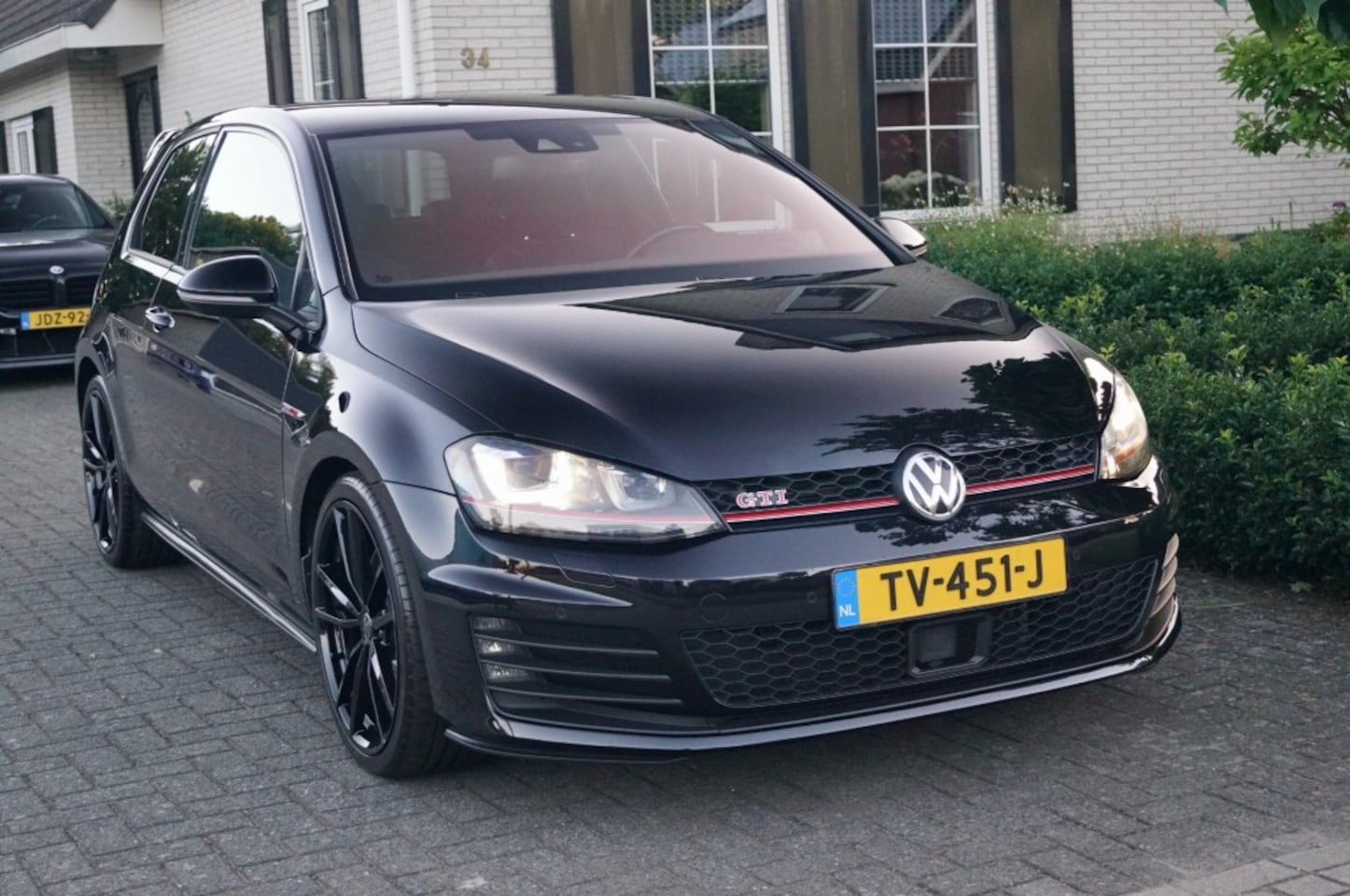 Volkswagen Golf - GTI Performance 2.0 TSI (300pk) Custom uitlaat/ACC/Dynaudio/Keyless/Xenon/Navi Pro/19inch - AutoWereld.nl