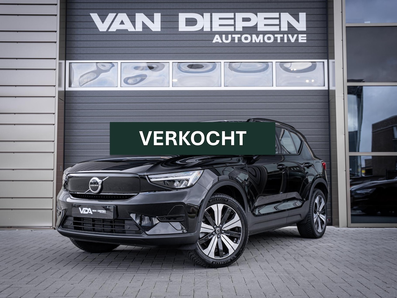 Volvo XC40 - Recharge Core 70kWh - R-Design l 96% SOH l Warmtepomp l Trekhaak l Camera - AutoWereld.nl