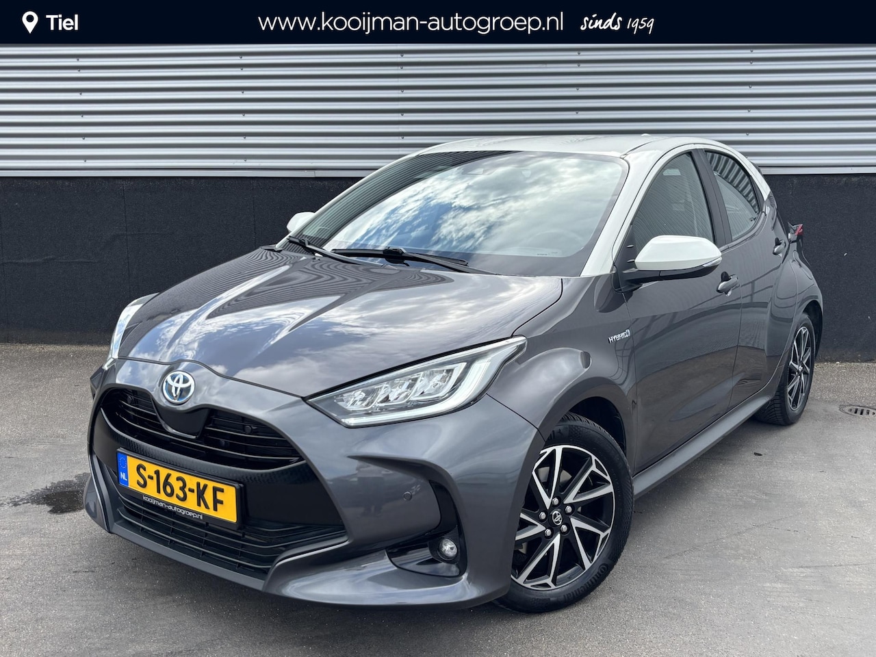 Toyota Yaris - 1.5 Hybrid Executive Bi-tone edition Navigatie, Dodehoekdetectie, HUD, Parkeersensoren voo - AutoWereld.nl